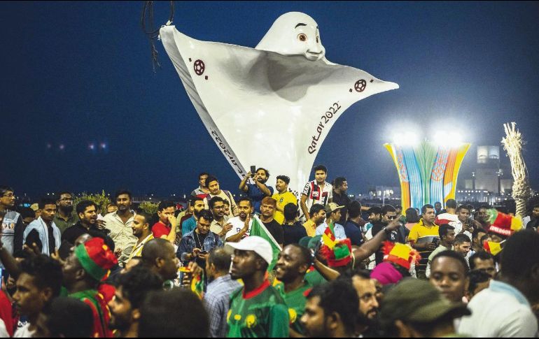 Cientos de aficionados se reúnen frente a la mascota oficial La’eeb, en el paseo Corniche en Doha, horas antes de iniciar la Copa Mundial de Qatar 2022. AFP