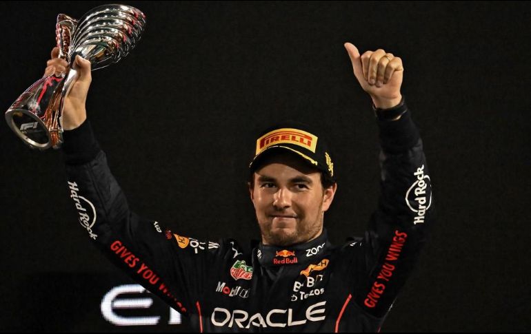 Checo Pérez cerró la temporada con un nuevo podio, pero el objetivo de hacer el 1-2 en el Campeonato de Pilotos con su coequipero Verstappen no pudo ser para el mexicano y para Red Bull. AFP / B. Stansall