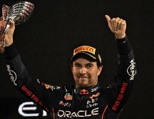 Checo Pérez cerró la temporada con un nuevo podio, pero el objetivo de hacer el 1-2 en el Campeonato de Pilotos con su coequipero Verstappen no pudo ser para el mexicano y para Red Bull. AFP / B. Stansall