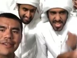 Un mexicano enseñó a los aficionados del país anfitrión a dedicarle una porra al Club América. ESPECIAL