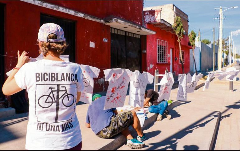Colocan bicicletas blancas y carteles manchados de rojo en los puntos donde ocurrió un accidente fatal. EL INFORMADOR/ A. Navarro