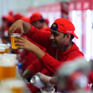 ¡Carísimas! Sorprende a mexicanos precio de cerveza en el Mundial