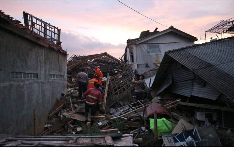 Autoridades dieron cuenta de al menos 700 heridos tras el sismo, pero advirtieron que el saldo podría ser mucho mayor. AP / R. Firmansyah