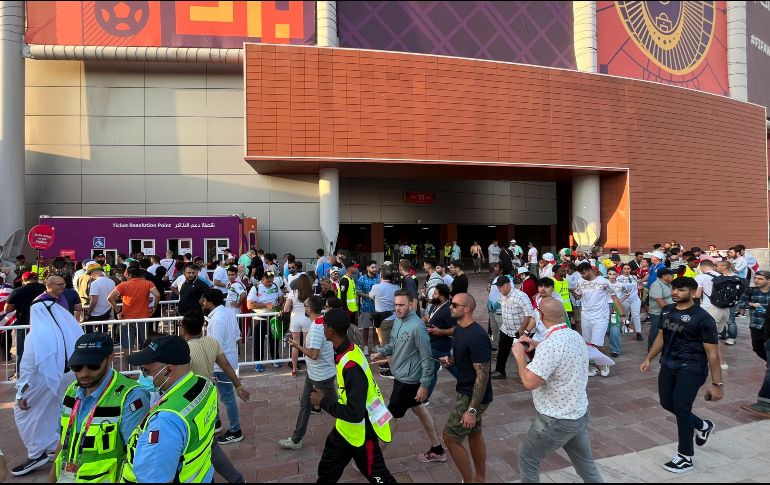 En redes sociales, varios usuarios han mostrado imágenes y videos de aglomeraciones y largas filas en las inmediaciones del estadio pidiendo que el problema de las entradas se resuelva. AP / S. Wade