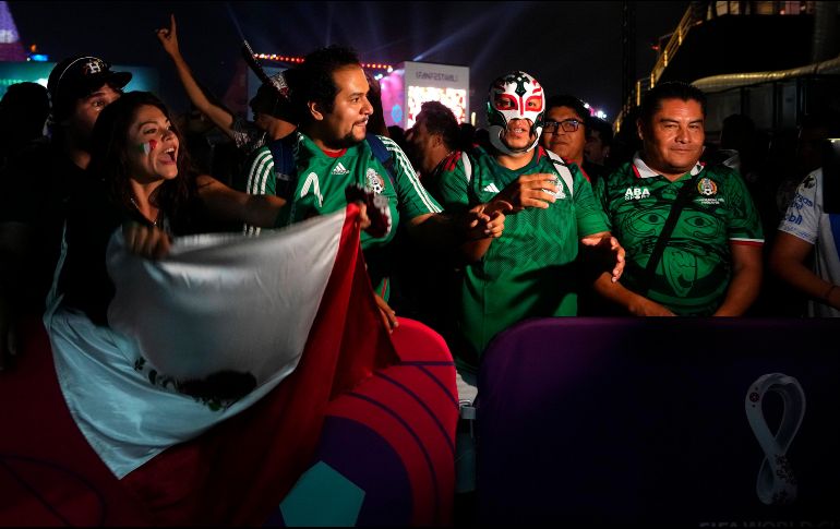 Si algún fanático quiere utilizar una máscara de lucha libre, como es típico en los eventos en México, será permitido siempre y cuando sean de material suave y se retiren del rostro en todos los filtros de seguridad. AP / P. Josek