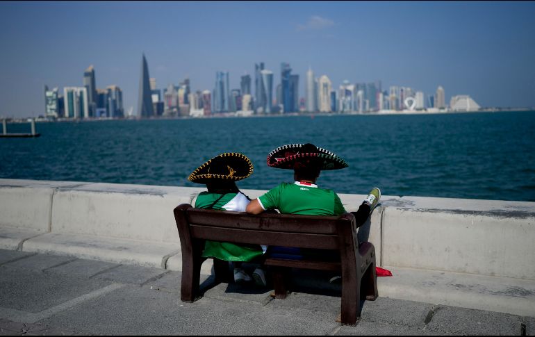 Dos aficionados mexicanos miran un aspecto de la ciudad de Doha. AP / N. Pisarenko