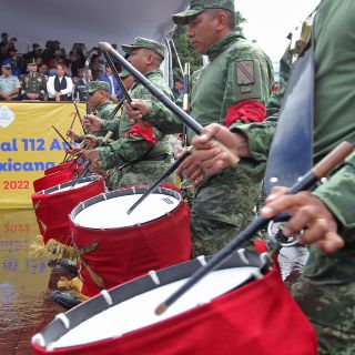 Pese a lluvia, familias enteras disfrutan del Desfile por el Día de la Revolución