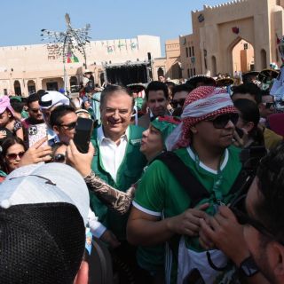 ¡Hay prioridades! Mexicanos le piden cerveza a cambio de votos a Ebrard en Qatar