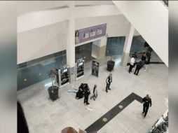 La mujer se encontraba en el tercer nivel y junto a las escaleras al momento que un plafón se desprendió y cayó. ESPECIAL