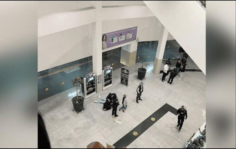 La mujer se encontraba en el tercer nivel y junto a las escaleras al momento que un plafón se desprendió y cayó. ESPECIAL