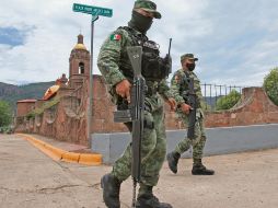 Personal del Ejercito realiza rondas de vigilancia en la zona donde asesinaron a dos sacerdotes jesuitas y un guía de turistas el 20 de junio de 2022, en el poblado de Cerocahui. EFE/ARCHIVO