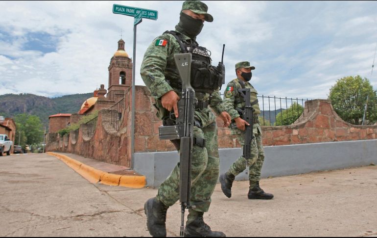 Personal del Ejercito realiza rondas de vigilancia en la zona donde asesinaron a dos sacerdotes jesuitas y un guía de turistas el 20 de junio de 2022, en el poblado de Cerocahui. EFE/ARCHIVO
