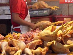 Según las autoridades de la Sader, por el momento el hallazgo del virus de influenza aviar AH5N1 en algunas granjas de Jalisco no ha impactado en el precio del pollo. NTX/ARCHIVO
