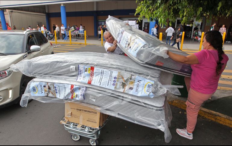 Rubén y su familia aprovecharon el Buen Fin 2022 para renovar su descanso con colchones nuevos. EL INFORMADOR/ ALONSO CAMACHO