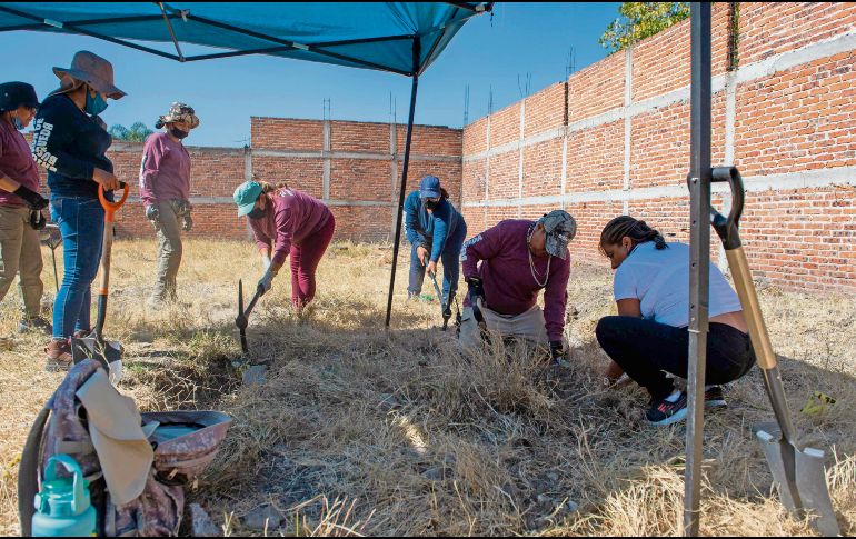 El colectivo “Hasta Encontrarte” reporta que desde el 28 de octubre pasado han exhumado 53 fundas con restos, en el Estado. AFP