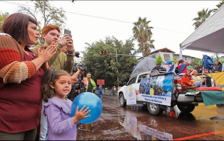 Para muchos pequeños, este fue el primer desfile al que asistieron. EL INFORMADOR/ A. Camacho