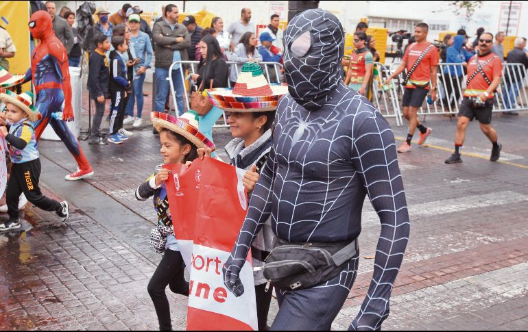 Sombreros tradicionales desfilaron al lado de personajes de ficción, entre los más destacados “Spider-Man”. EL INFORMADOR/ A. Camacho