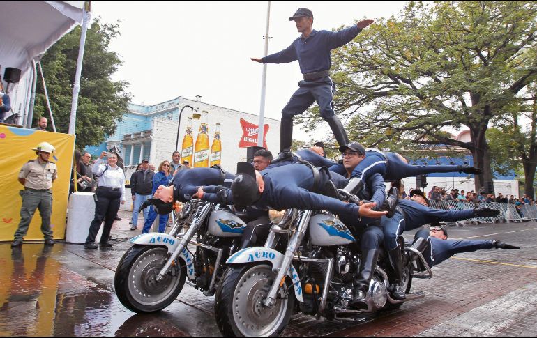 El Escuadrón Acrobático de la Policía Vial realizó una ejecución de equilibrio que provocó aplausos. EL INFORMADOR/ A. Camacho