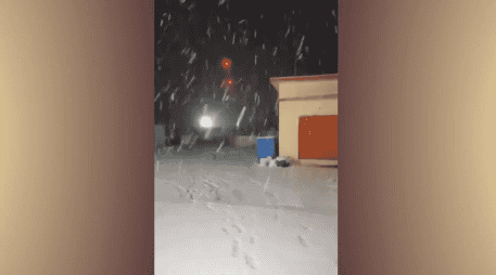El lunes por la noche y la madrugada de este lunes se registró en el municipio de Galeana, la primera nevada de la temporada de frío. TWITTER / @PC_NuevoLeon