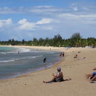 Protestan puertorriqueños contra privatización de las playas