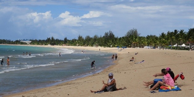 Protestan puertorriqueños contra privatización de las playas