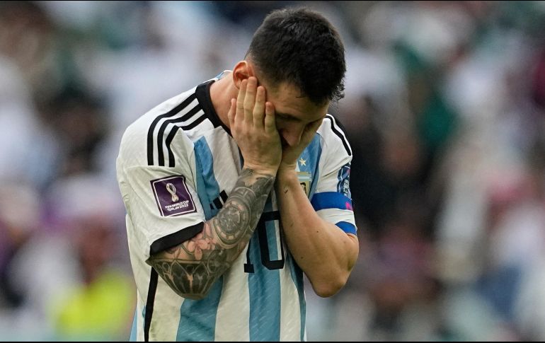 Al parecer todo fue sanamente porque segundos después se le observa a Messi sonriendo al escuchar a su rival. AP / E. Noroozi