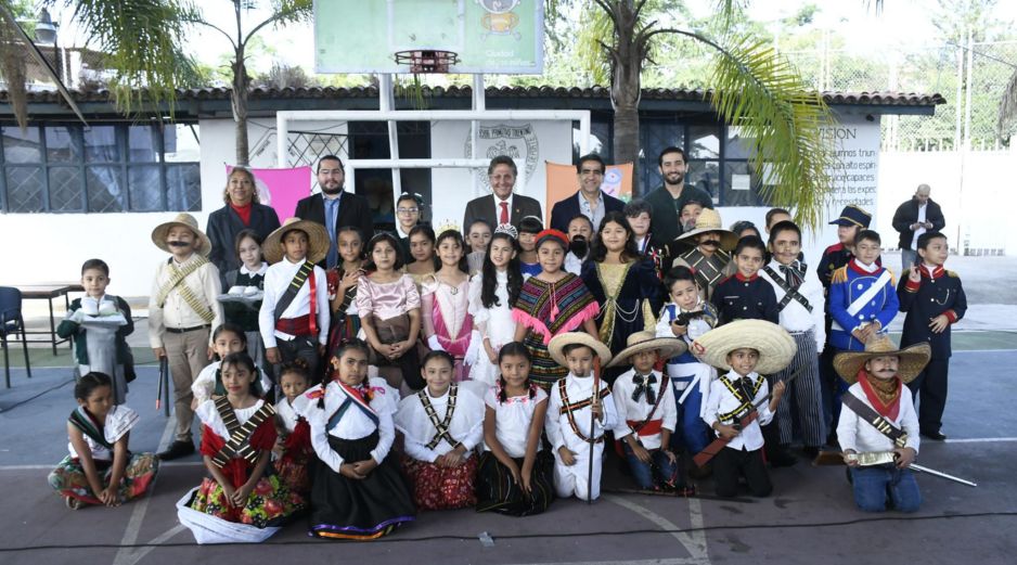 Juan José Frangie presenció algunas representaciones artísticas que interpretaron los alumnos con motivo del aniversario de la Revolución Mexicana. ESPECIAL/Gobierno de Zapopan