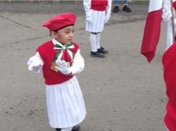 En el video se observa que la gente alrededor aplaudía y la menor continuaba moviéndose feliz a pesar de que la maestra le pedía, también con una sonrisa en su cara, que se acoplara con el resto de sus compañeros y dejara de bailar. ESPECIAL