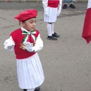 ¡Qué buen ritmo! Niña de la escolta se pone a bailar plena ceremonia y se hace viral (VIDEO)