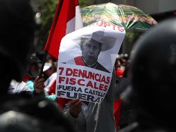 Manifestantes en contra del presidente Pedro Castillo, protestan afuera del congreso peruano, en Lima. EFE/P. Aguilar