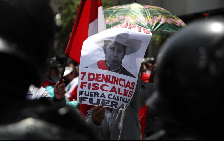 Manifestantes en contra del presidente Pedro Castillo, protestan afuera del congreso peruano, en Lima. EFE/P. Aguilar