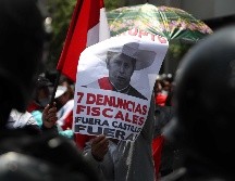 Manifestantes en contra del presidente Pedro Castillo, protestan afuera del congreso peruano, en Lima. EFE/P. Aguilar