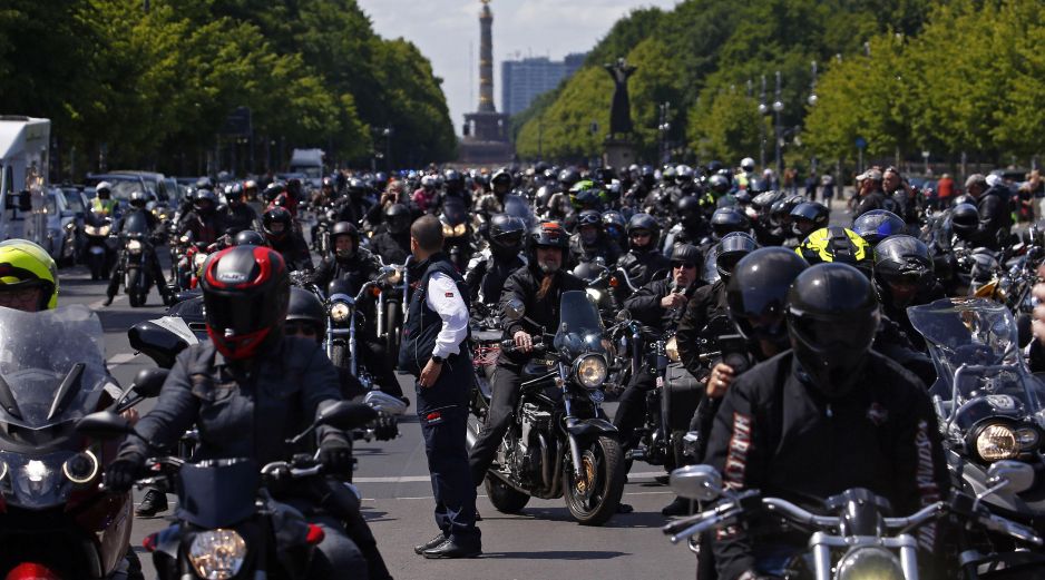 Motociclistas en desacuerdo con las nuevas restricciones de la Semovi. EFE/ARCHIVO