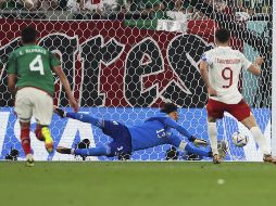 Se llama Guillermo Ochoa y se dio el lujo de atajarle una pena máxima a Robert Lewandowski. XINHUA/J. Haocheng