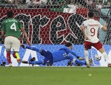 Se llama Guillermo Ochoa y se dio el lujo de atajarle una pena máxima a Robert Lewandowski. XINHUA/J. Haocheng