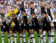 El equipo se colocó para la formación tradicional antes del saque inicial ante Japón y los 11 jugadores se cubrieron la boca con la mano derecha. AFP / I. Fassbender