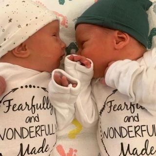 Los mellizos que acaban de nacer de embriones congelados hace 30 años