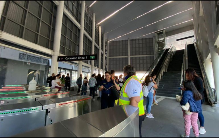 Decenas de usuarios se vieron afectados por el paro de la Línea 1 y 3 del Tren Ligero. EL INFORMADOR / P. Mendoza