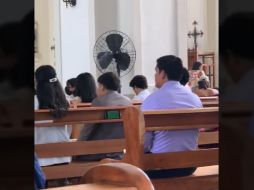 Usuarios han compartido el video del divertido momento, en donde se aprecia a un hombre disimular ver el evento ceremonial mientras observa un partido de futbol. TWITTER