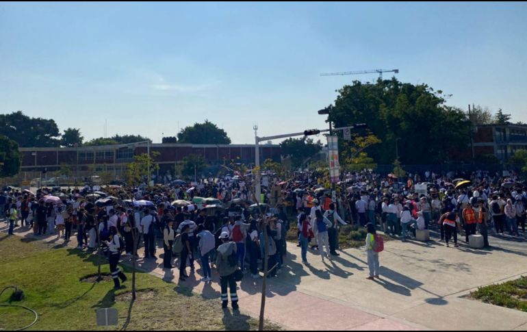 En este contingente, que partió al ritmo de la batucada y los tambores, se congregaron al menos 18 centros educativos. EL INFORMADOR / P. Mendoza