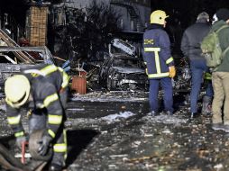 El equipo de rescate de emergencias de Ucrania trabaja duro para rescatar de los escombros a las víctimas de los ataques aéreos de las fuerzas ucranianas. AFP/G. Savilov