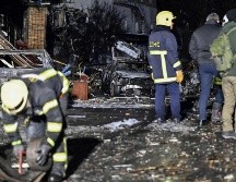 El equipo de rescate de emergencias de Ucrania trabaja duro para rescatar de los escombros a las víctimas de los ataques aéreos de las fuerzas ucranianas. AFP/G. Savilov