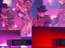 Eduin Caz fue golpeado en el pecho, acto seguido de estar sonriendo y disfrutando pasa a realizar una mueca de enojo por la acción, por lo que toma el celular del piso y lo lanza al otro extremo el escenario. ESPECIAL