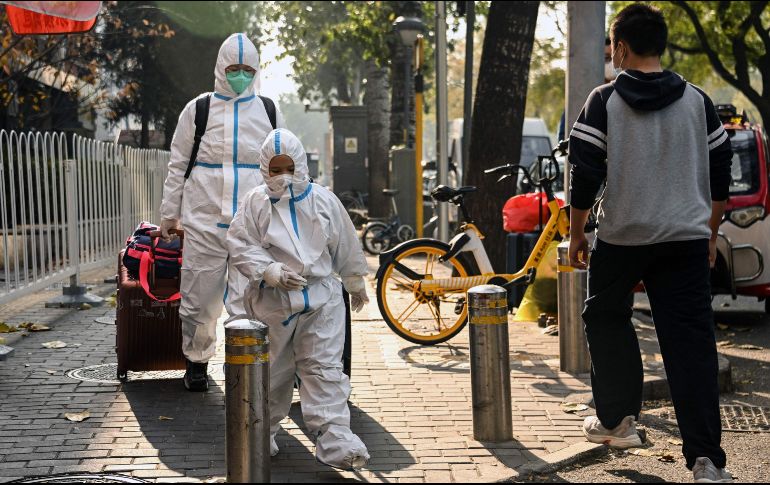 La distribución por sexo en las defunciones confirmadas muestra un predominio del 62% en hombres; y la mediana de edad en los decesos es de 64 años. AFP/N. Celis