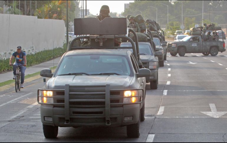 En la maleza, elementos de la Guardia Nacional ubicaron escondidos siete vehículos con armamento, chalecos tácticos y una motocicleta. EL INFORMADOR/ARCHIVO