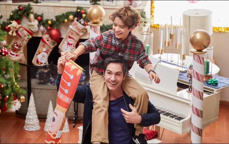 Esta comedia navideña es dirigida por Mark Alazarki, producida por Perro Azul y se estrenará internacionalmente en Netflix el 20 de diciembre. ESPECIAL /