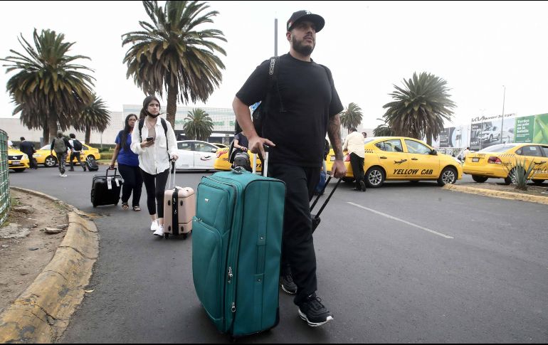 López Obrador reconoce que continúan los robos a maletas y paquetes por parte de trabajadores de seguridad privada a pasajeros del AICM. SUN / ARCHIVO