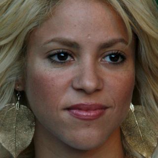 Shakira teme por la salud de su padre; sigue hospitalizado