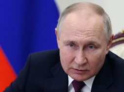 Putin pide mejorar el funcionamiento del mecanismo de comunicación entre los militares, los productores y los constructores. EFE / M. Metzel