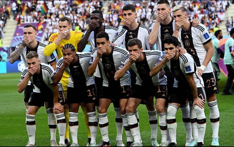 No extraña, pues, la variedad de respuestas adoptadas desde el lunes, la más espectacular, la de los jugadores alemanes el miércoles, que se taparon la boca con la mano en la tradicional foto de equipo antes de su partido contra Japón. AFP / ARCHIVO